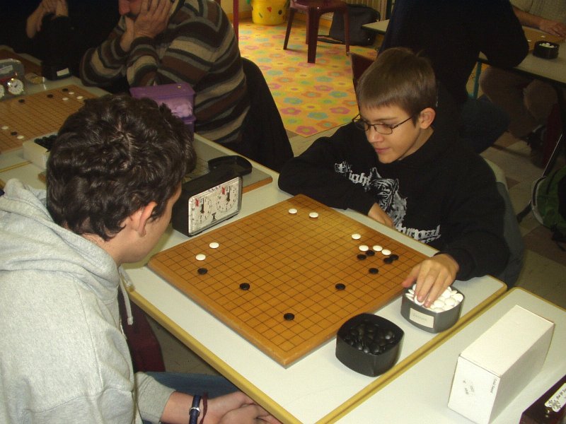 P1010051.jpg - Partie serrée entre deux des meilleurs jeunes de la ligue, qui tournera à l'avantage cette fois-ci de Baptiste