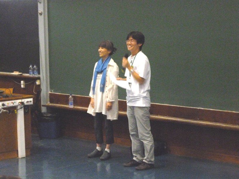 P1000155.jpg - Conférence de Yumi Hotta, la scénariste d'Hikaru no go, assistée de Motoki pour la traduction en Anglais et en Français